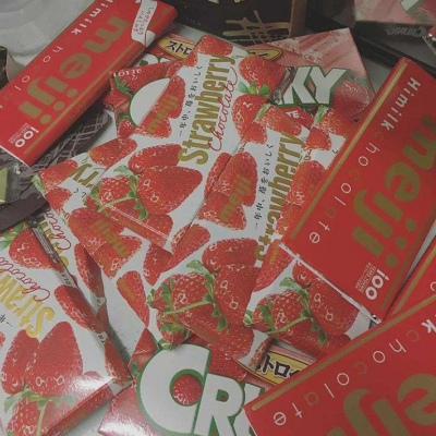 皆甜:甜蜜草莓背景图/把所有的喜欢酿成草莓味