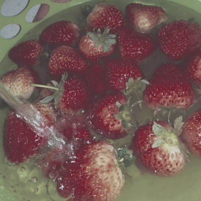 皆甜:甜蜜草莓背景图/把所有的喜欢酿成草莓味