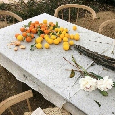 筱詞：暖色系背景/希望晚风可以吹来很多夏天的好消息