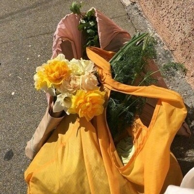 筱詞：暖色系背景/希望晚风可以吹来很多夏天的好消息
