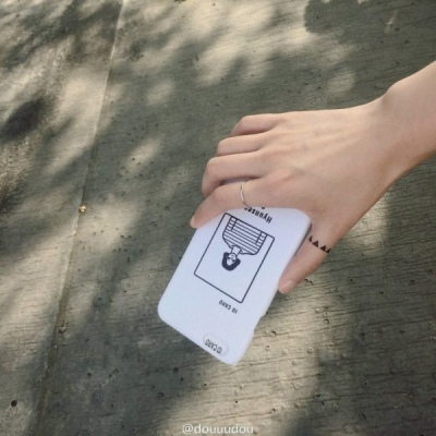 江奕/ins唯美简单背景图/我留在暮春初夏深秋晚冬等待你到来.