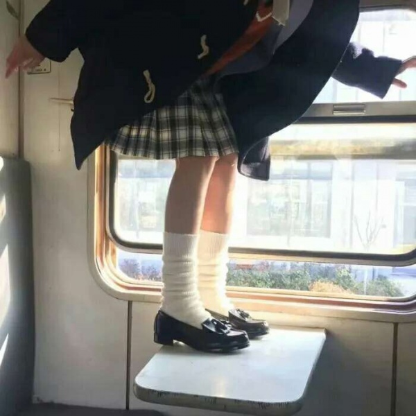安奈 ins治愈系背景图 我们就是梦幻所用的材料 一场睡梦环抱了短促的人生