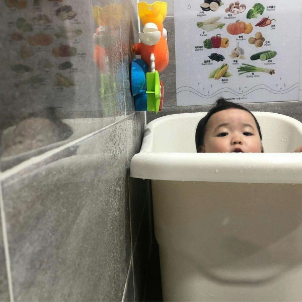 江奕/萌娃洗澡图片/二传gx/图源微博/洗澡澡超开心