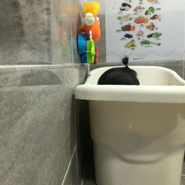 江奕/萌娃洗澡图片/二传gx/图源微博/洗澡澡超开心