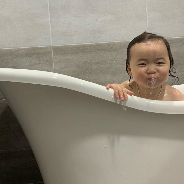 江奕/萌娃洗澡图片/二传gx/图源微博/洗澡澡超开心