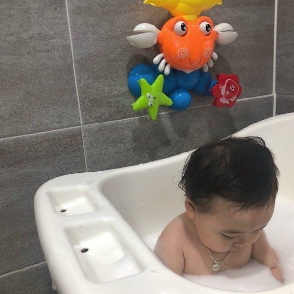 江奕/萌娃洗澡图片/二传gx/图源微博/洗澡澡超开心