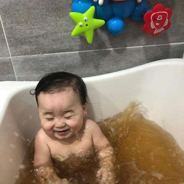 江奕/萌娃洗澡图片/二传gx/图源微博/洗澡澡超开心