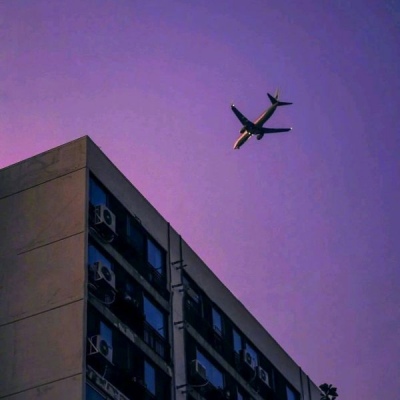 傍晚彩霞天空蓝紧色城市背景图图片