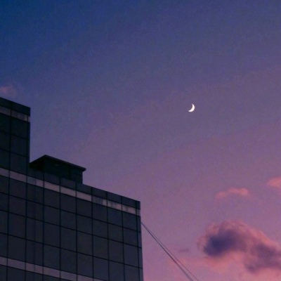 傍晚彩霞天空蓝紧色城市背景图图片