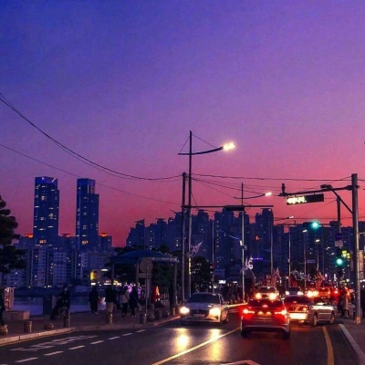 傍晚彩霞天空蓝紧色城市背景图图片