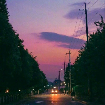 傍晚彩霞天空蓝紧色城市背景图图片