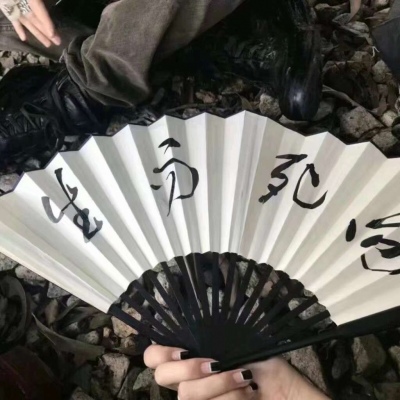 高清背景图 后来我很后悔向某些人坦诚过心扉