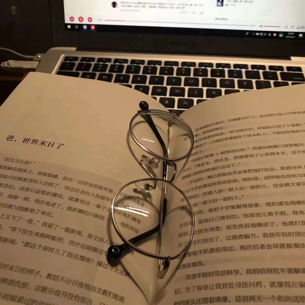 “像鲸沉入海底般拥抱你”