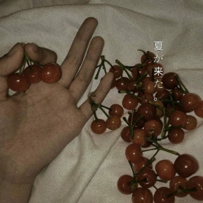 背景图：早点睡 夜晚太危险 情绪太躁动 思念无处安放