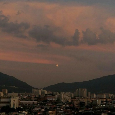 唯美背景图/天空/日复一日的活着 没有很难过 也没有很快乐。