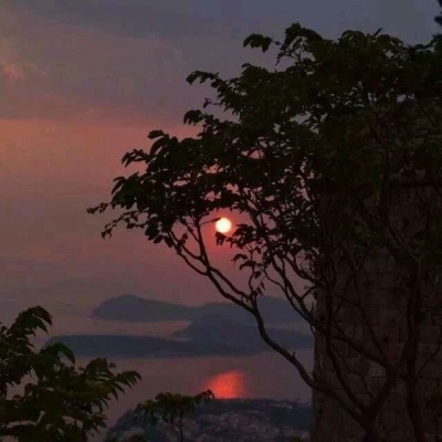 唯美背景图/天空/日复一日的活着 没有很难过 也没有很快乐。