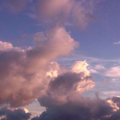 唯美背景图/天空/日复一日的活着 没有很难过 也没有很快乐。