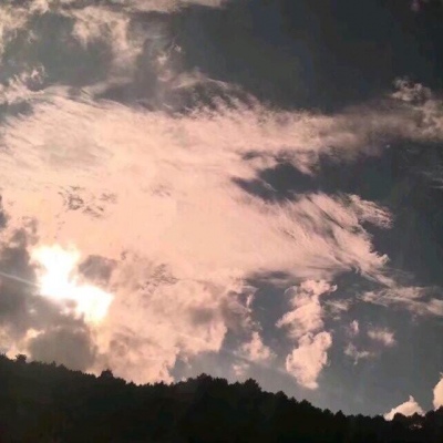 唯美背景图/天空/日复一日的活着 没有很难过 也没有很快乐。