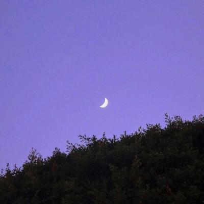 背景图 灯光熄灭 你还在等那个等不到的人
