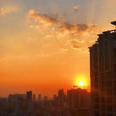 你是人间的星光照亮平庸的我