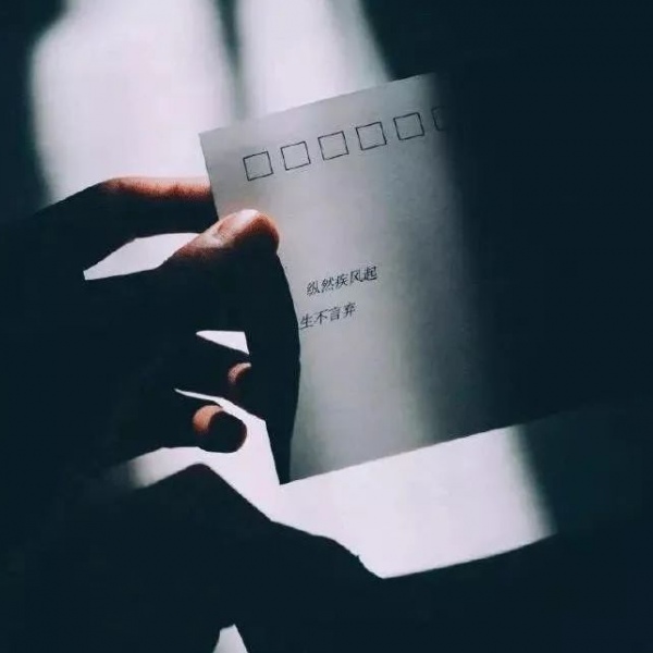 背景图︴现代人的崩溃，都藏在“没事”里