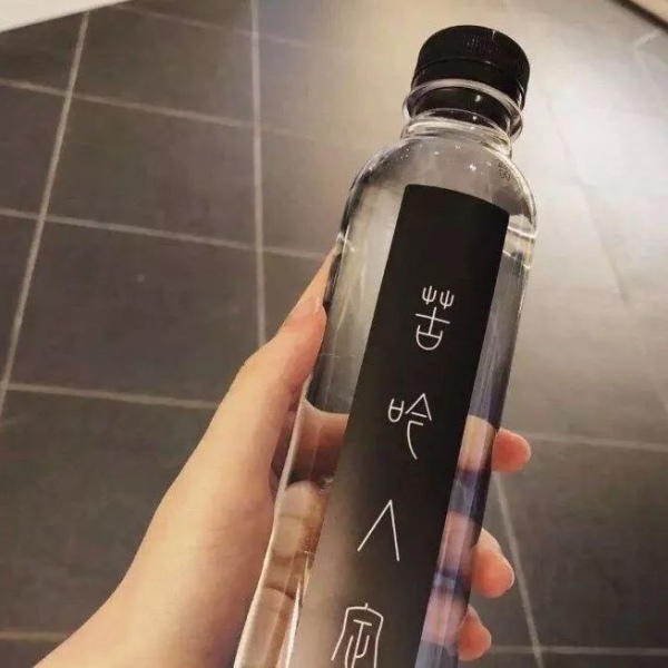背景图︴现代人的崩溃，都藏在“没事”里