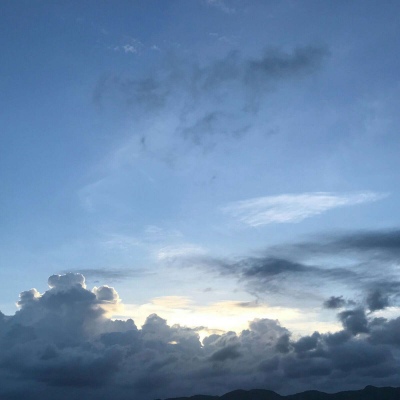 江窈/蓝色唯美治愈系微信背景图。