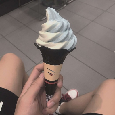 皆甜:夏日限定冰淇淋背景图/有你在身边 夏天和冰淇淋都变得超级甜