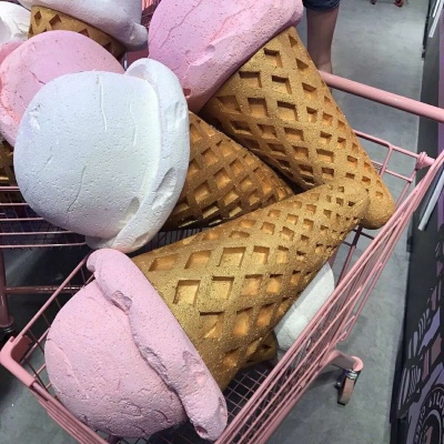 皆甜:夏日限定冰淇淋背景图/有你在身边 夏天和冰淇淋都变得超级甜