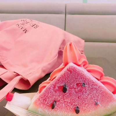 皆甜:夏日限定冰淇淋背景图/有你在身边 夏天和冰淇淋都变得超级甜