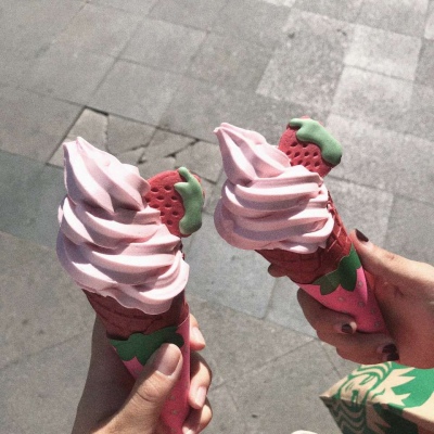 皆甜:夏日限定冰淇淋背景图/有你在身边 夏天和冰淇淋都变得超级甜