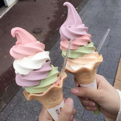 皆甜:夏日限定冰淇淋背景图/有你在身边 夏天和冰淇淋都变得超级甜
