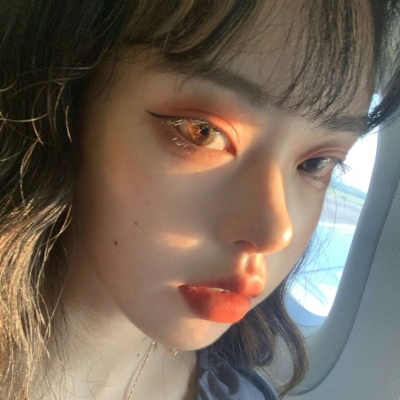 绾安#女生头像#人总是沉迷于第一眼看中的东西