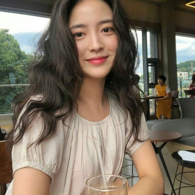 念七 卷发女生御姐可爱头像