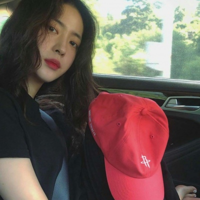 念七 卷发女生御姐可爱头像