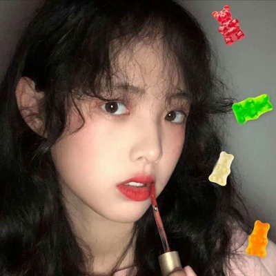 念七 卷发女生御姐可爱头像