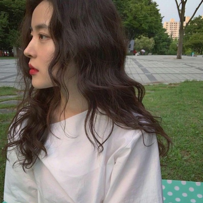 念七 卷发女生御姐可爱头像