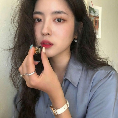 念七 卷发女生御姐可爱头像