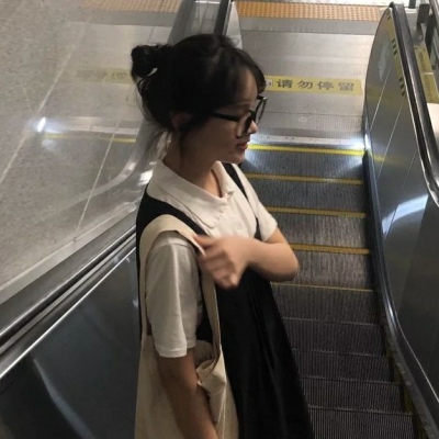 念七 可爱黑框眼镜时尚女生头像