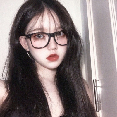 念七 可爱黑框眼镜时尚女生头像