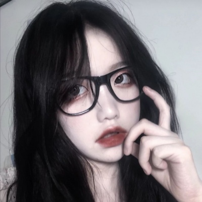 念七 可爱黑框眼镜时尚女生头像