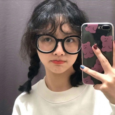 念七 可爱黑框眼镜时尚女生头像