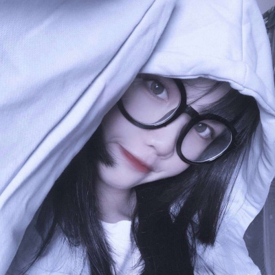 念七 可爱黑框眼镜时尚女生头像