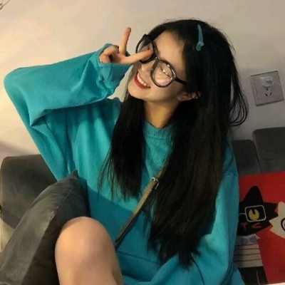 念七 可爱黑框眼镜时尚女生头像