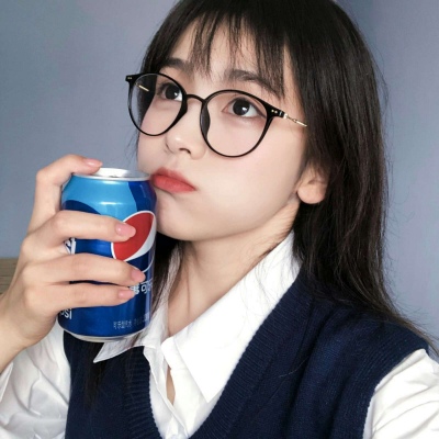 念七 可爱黑框眼镜时尚女生头像