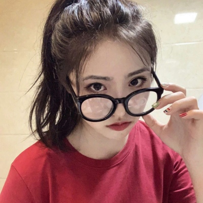 念七 可爱黑框眼镜时尚女生头像