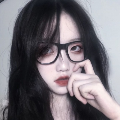 念七 可爱黑框眼镜时尚女生头像