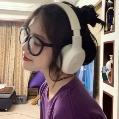 念七 可爱黑框眼镜时尚女生头像