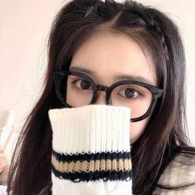 念七 可爱黑框眼镜时尚女生头像