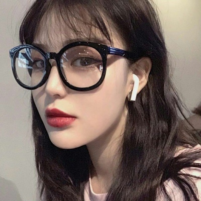 念七 可爱黑框眼镜时尚女生头像